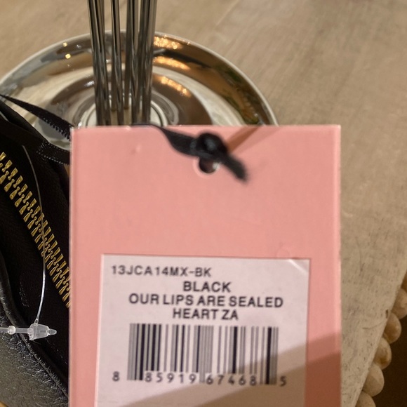 ⚡️Juicy Couture Our Lips Are Sealed Wristlet - Picture 3 of 3